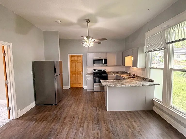 301 S Spruce St — Photo 3
