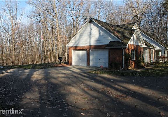 VIEW OF GARAGE DRIVEWAY