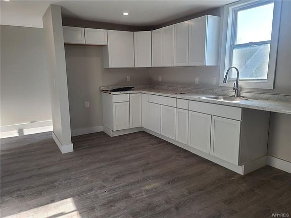 4th image of 141 Selkirk St