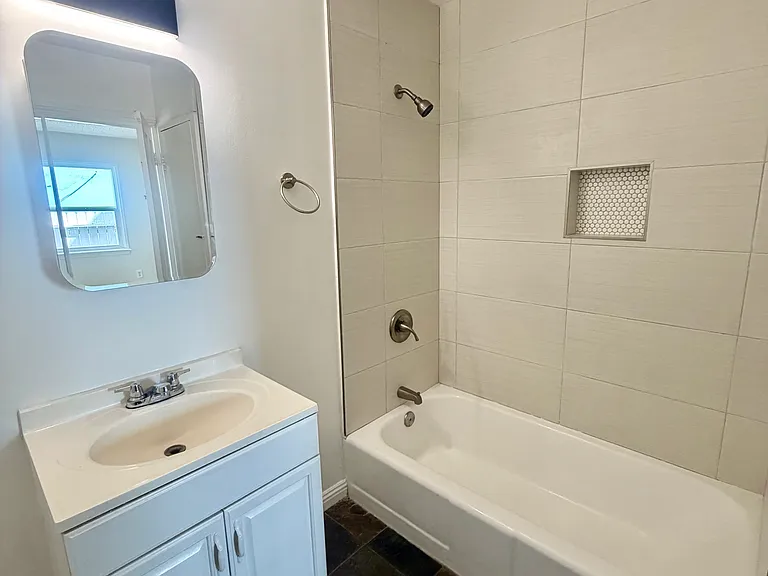 312 E Peace St — Photo 3