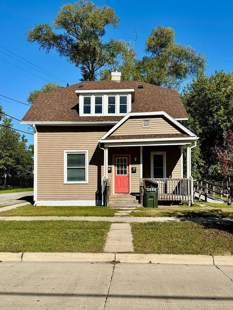 2 bed, 1.0 bath, $925 — Photo 1