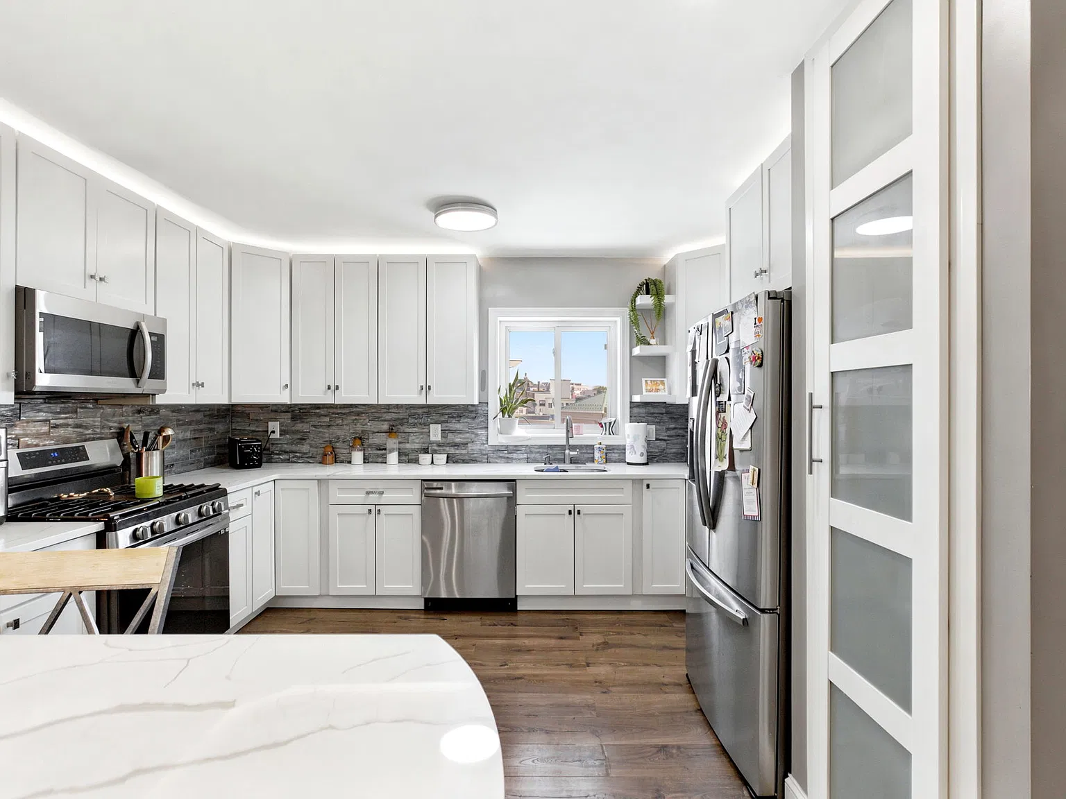 2 bed, 750 sqft, $2,700 — Photo 3
