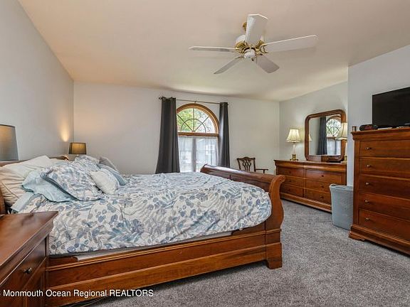 5th image of 813 Windward Ave