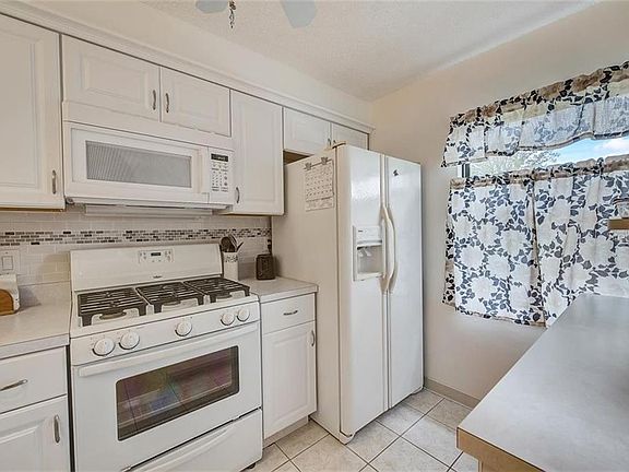 4th image of 1390 Mission Hills Blvd #32-B