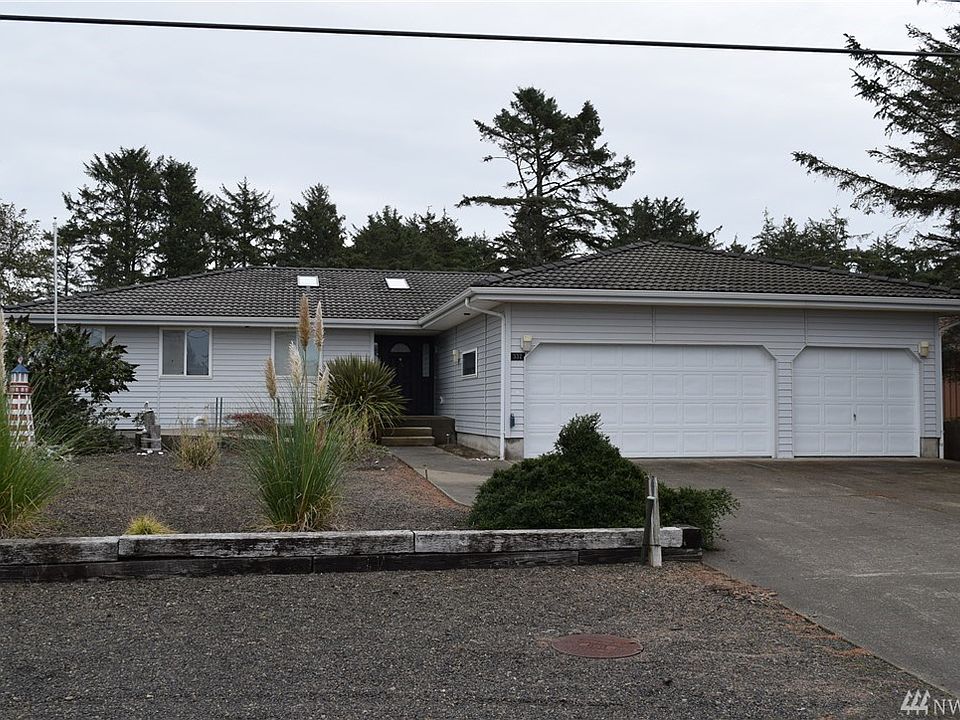 1st image of 332 Octopus Ave NE