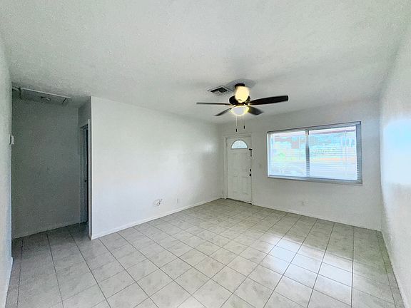 2nd image of 412 NE 2nd St #1