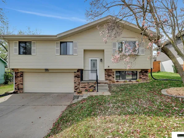 2203 Coventry Dr, Bellevue, NE 68123