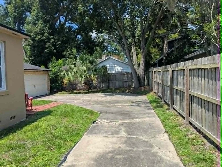 2343 Broadmoor Ln — Photo 3