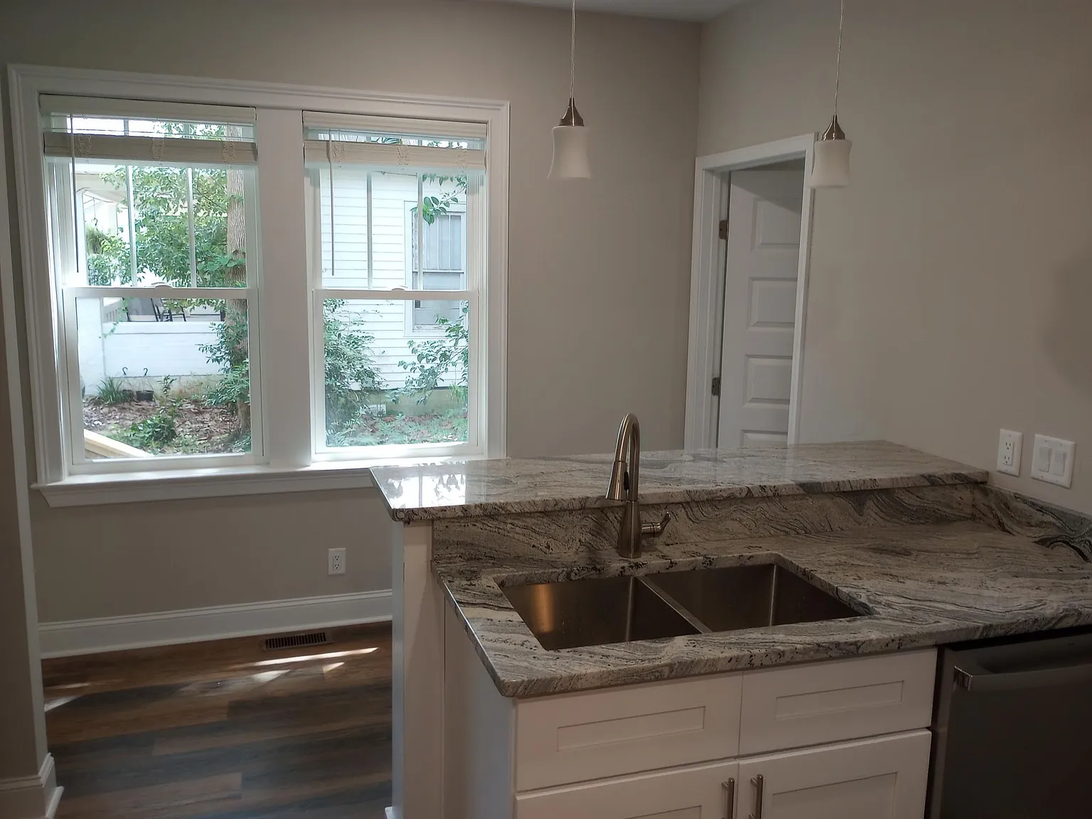 1 bed, 850 sqft, $1,200 — Photo 1