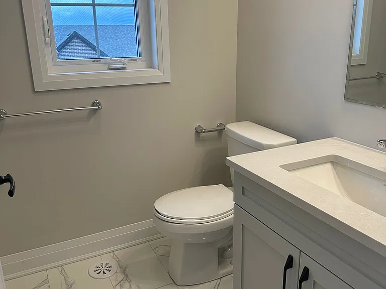 1593 Moira Cres — Photo 17