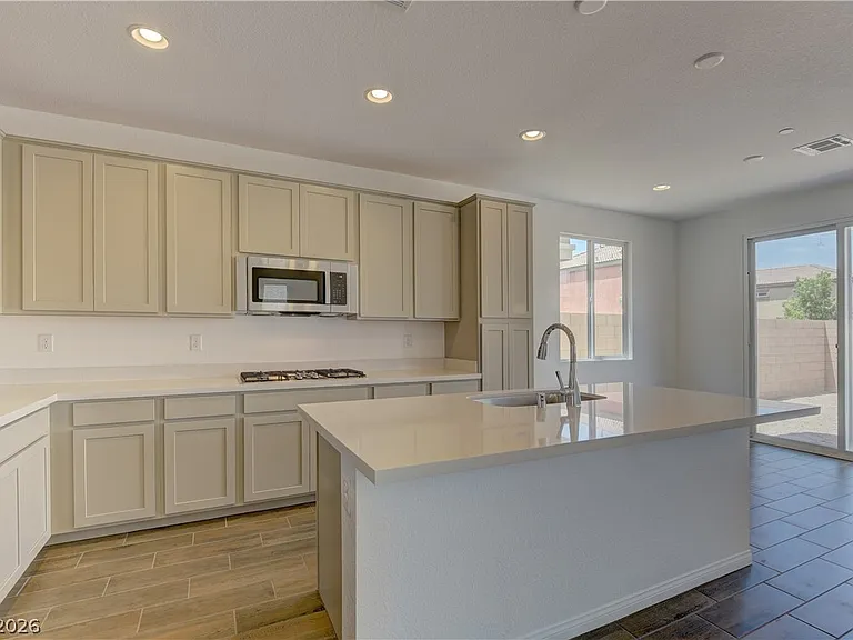 5174 Olga Manor Ave — Photo 6
