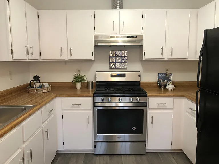 1402 Byers Ln — Photo 2