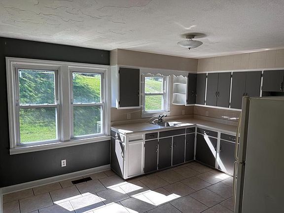 3rd image of 1207 E Lakeview Dr