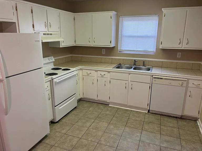 1656 Princess Helen Rd W — Photo 5