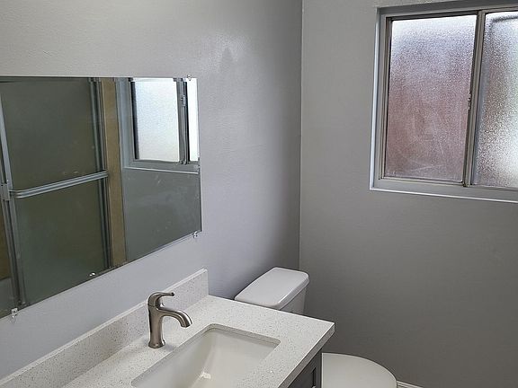 5th image of 6911 Haskell Ave #210