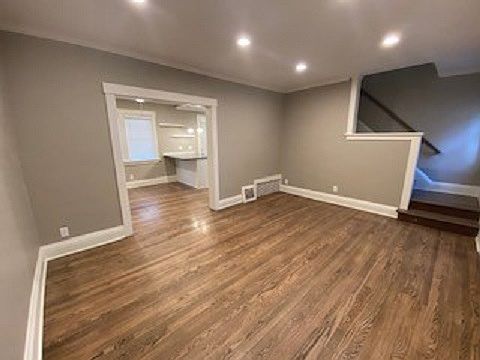 4th image of 3007 Dewey Ave #5