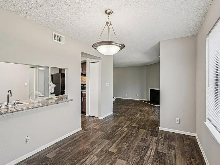 Las Palmas Apartments — Photo 78