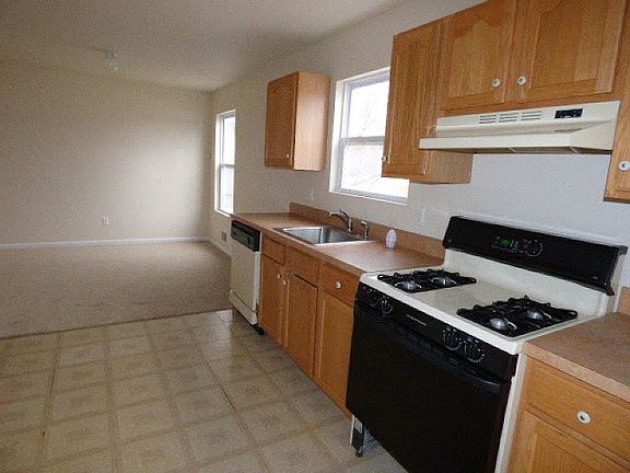 3rd image of 15 Holly Dr
