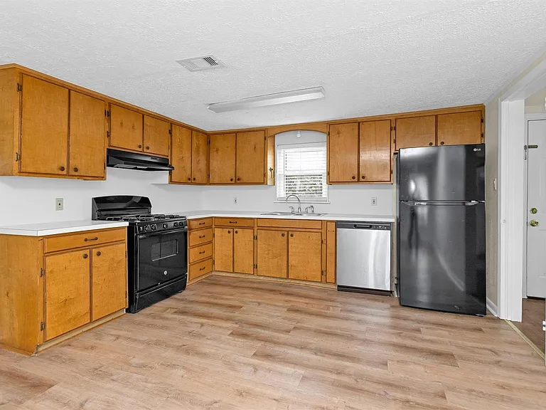 6002 Shelburne St — Photo 11