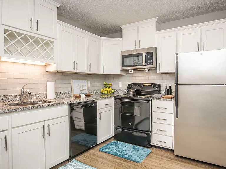 Kingston Pointe Apartments — Photo 13