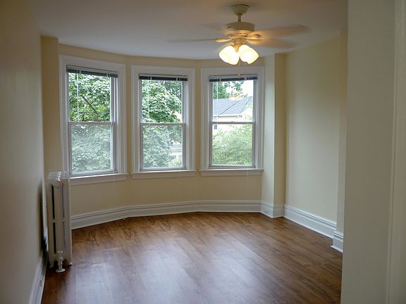 livingroom w/ceiling fan & closet
