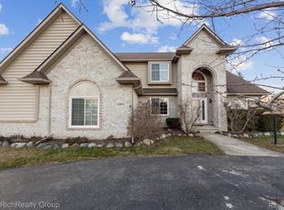 25810 Pond View Dr, New Boston, MI 48164