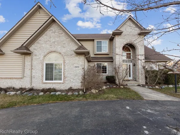 25810 Pond View Dr, New Boston, MI 48164