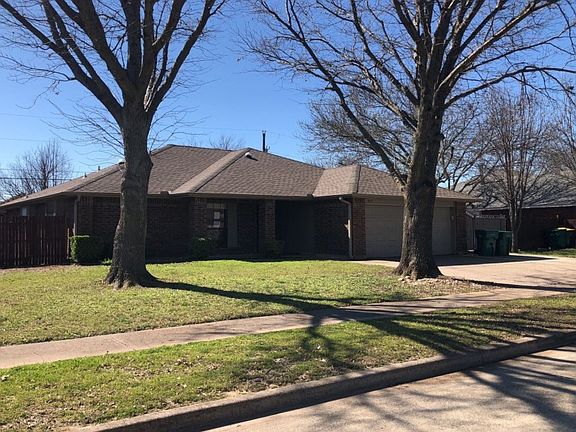 3rd image of 813 Clement Dr