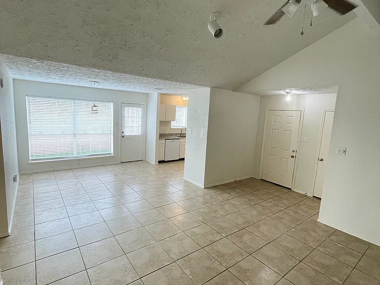 19927 Mountain Dale Dr — Photo 7