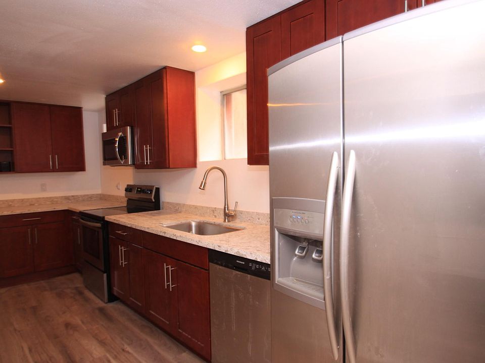 Refrigerator with Water and Ice Dispenser