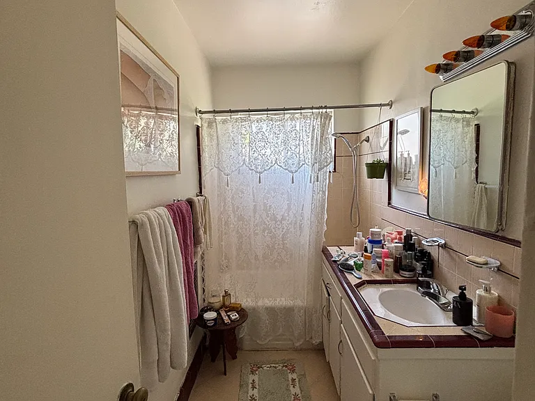 2135 N Beachwood Dr — Photo 9