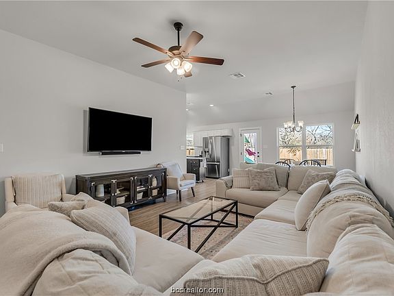 3rd image of 1940 Cambria Dr