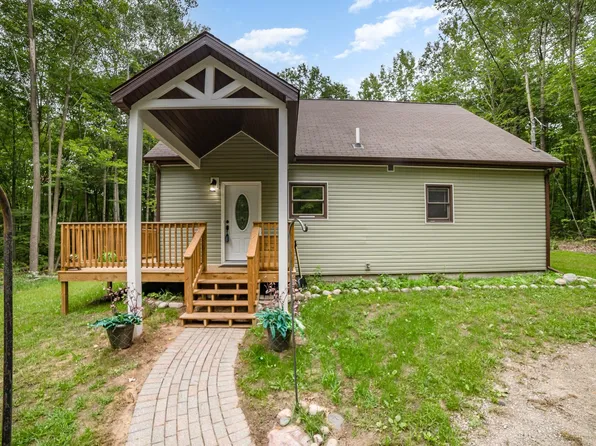 5074 N Vista Dr, Sanford, MI 48657