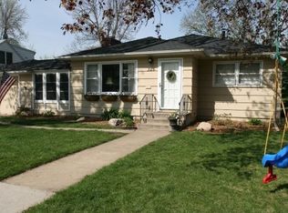 326 Sweet Briar Ln, Hopkins, MN 55343