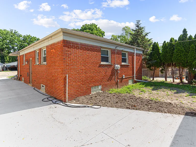 1653 London Ave — Photo 3