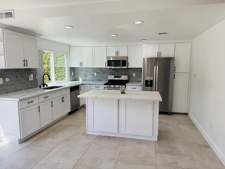 6225 Hesperia Ave — Photo 7