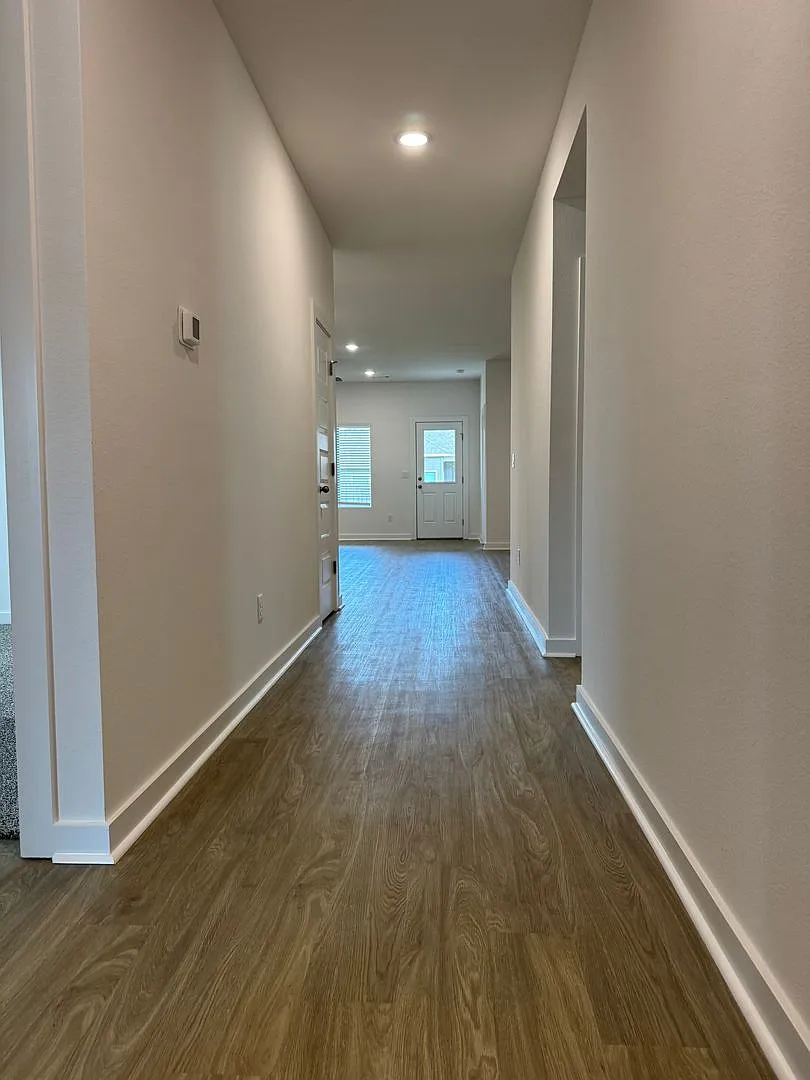 4 bed, 2.0 bath, 1884 sqft, $2,400 — Photo 3
