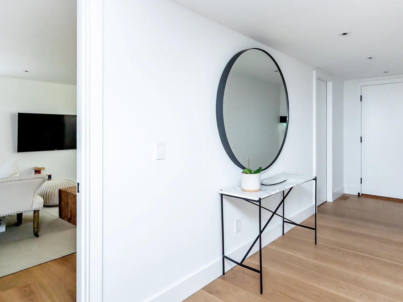 Waterviews 3+ Bedroom Renovated Modern Home with Pool — Photo 3