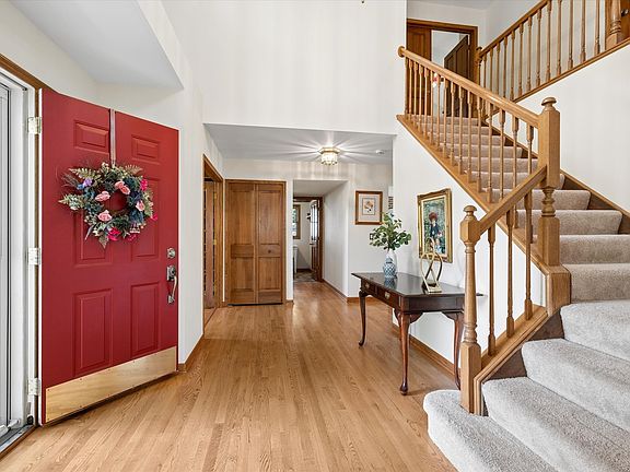 3rd image of 755 Warwick Ct