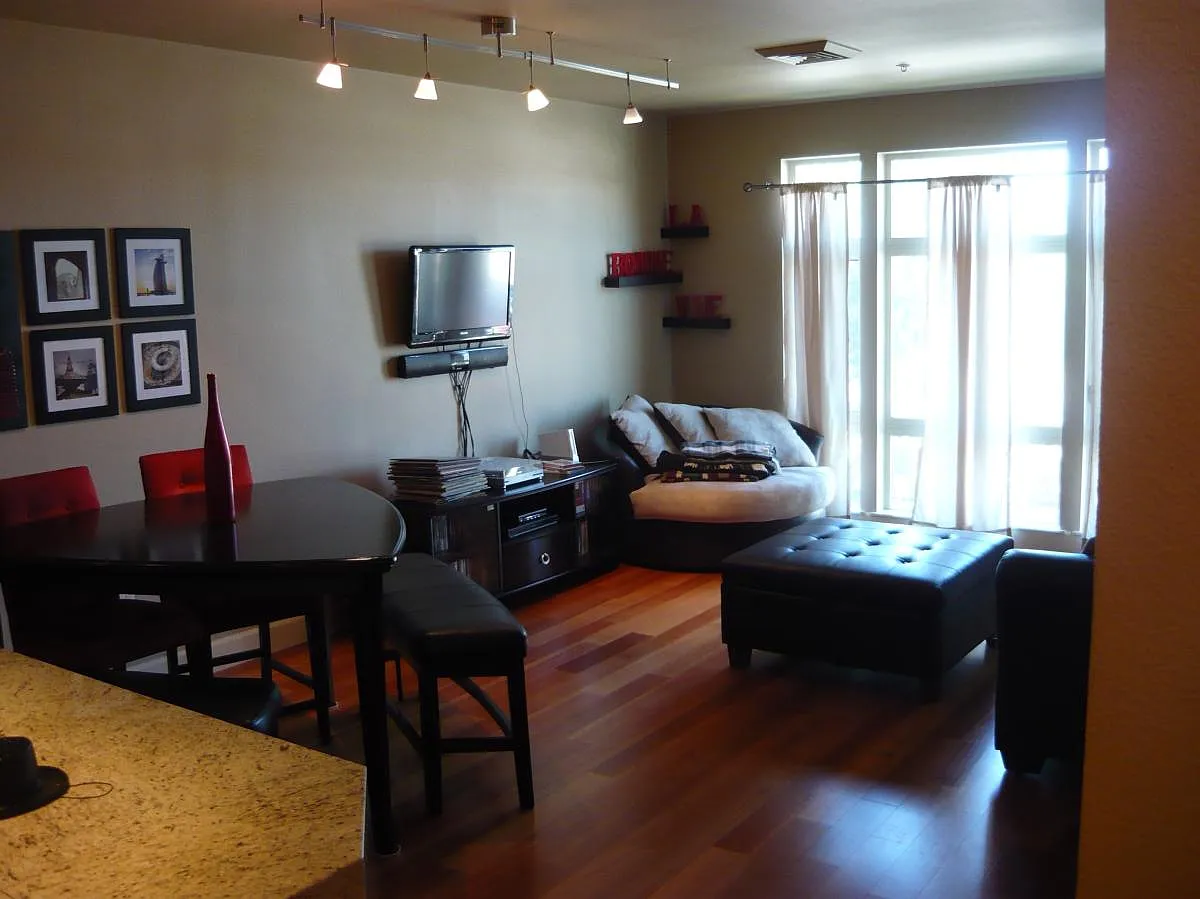 2 bed, 1005 sqft, $1,897 — Photo 1