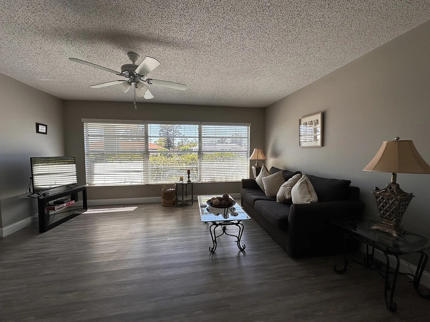 Beach & Park Retreat Furnished 2BR in Village Green — Photo 4