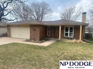 709 Sunny Slope Rd, Lincoln, NE 68505