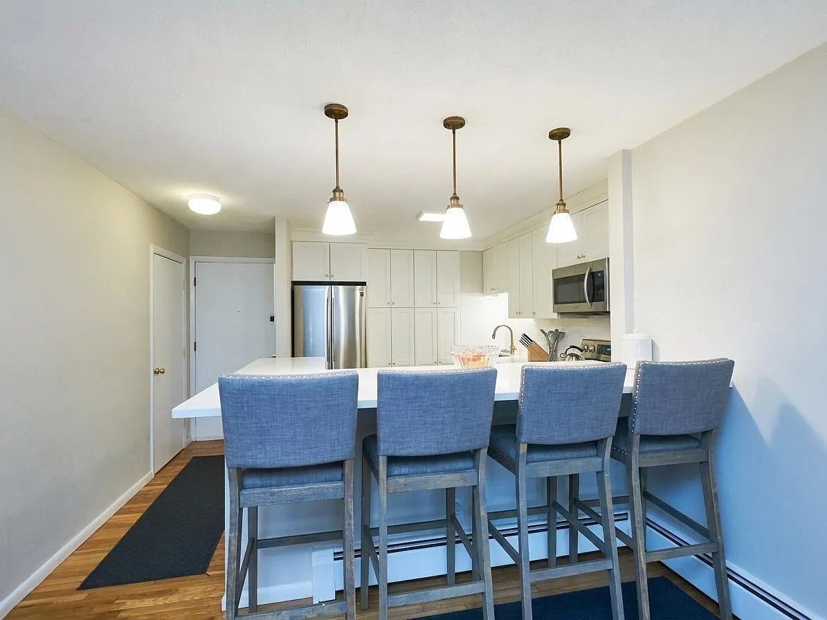 2 bed, 817 sqft, $2,700 — Photo 3