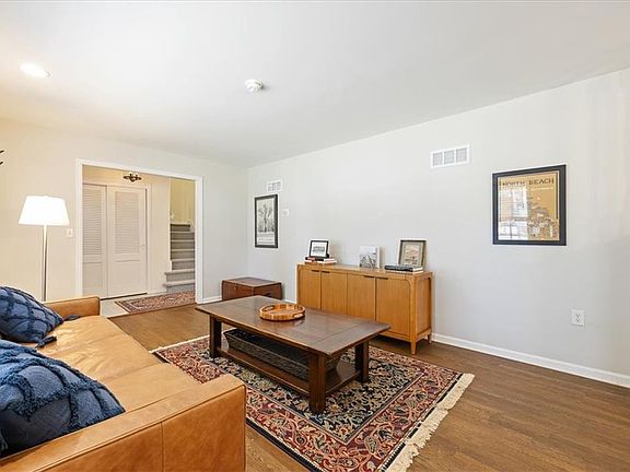 5th image of 11512 Walnut St
