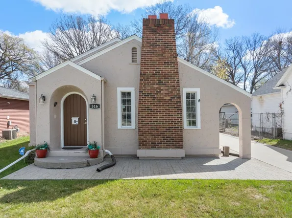 316 9th St NW, Minot, ND 58703
