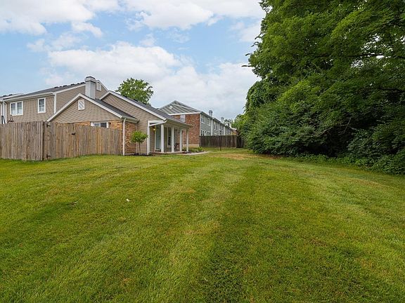 4th image of 968 Woodlyn Dr N