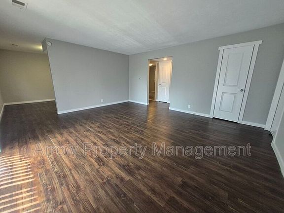 3rd image of 440 Moffitt St APT 1