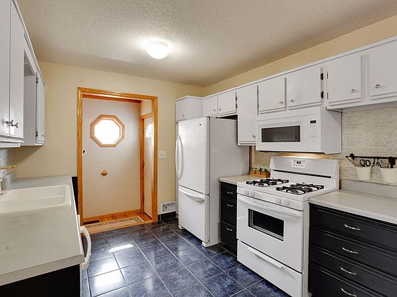 4th image of 309 Haskell St E