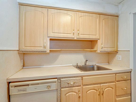 4th image of 913 Merillon Ave