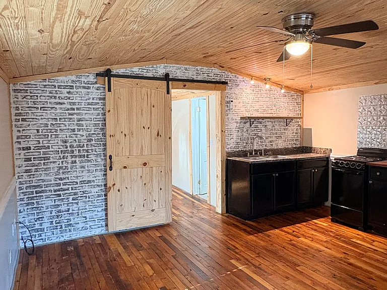 700 Railroad St — Photo 3